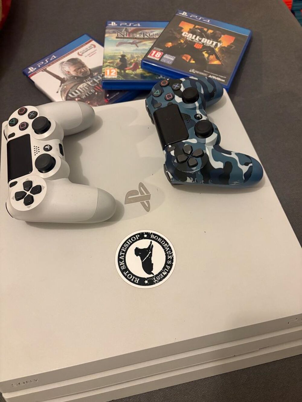 PS4 Pro Blanche + 2 manettes + 3 jeux €" C&agrave;&cent;bles d'origine Consoles et jeux vidéos