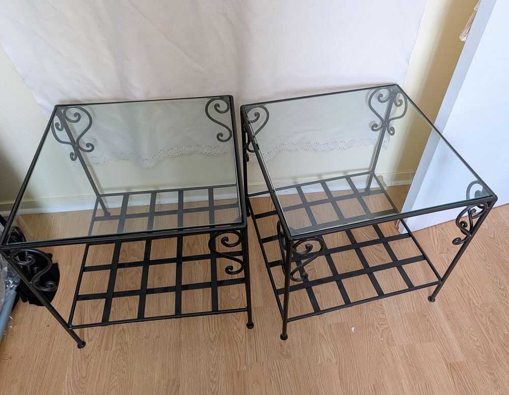  Lot 2 tables d'appoint/
chevet en fer forg&eacute; et verre. Meubles
