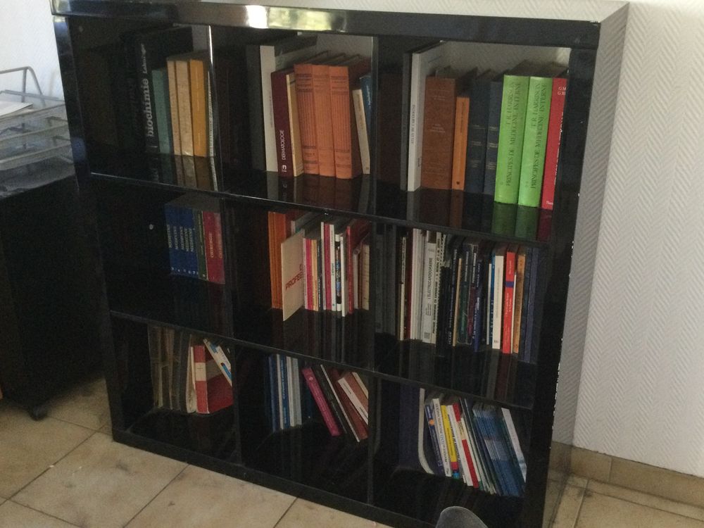 Biblioth&egrave;que basse laqu&eacute;e noir . Meubles
