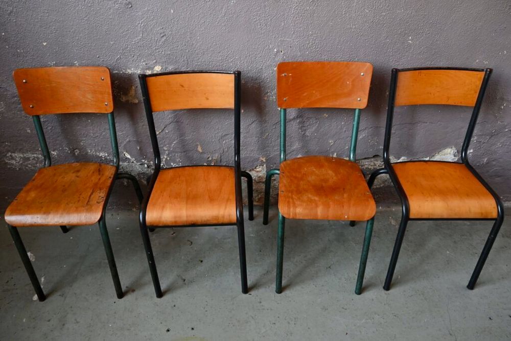Lot de 4 Chaises d&eacute;pareill&eacute;es en bois et m&eacute;tal style &eacute;cole Meubles