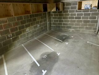  Parking / Garage  louer 2 m