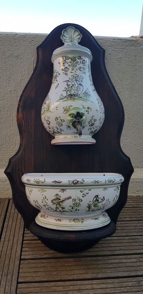 Fontaine murale d'intrieur faence Moustiers Sainte-Marie - 255 Mandelieu-la-Napoule (06)