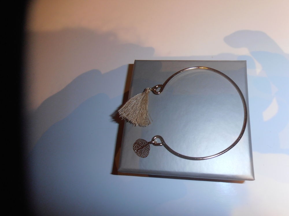 Joli bracelet dor&eacute; (28B) Bijoux et montres