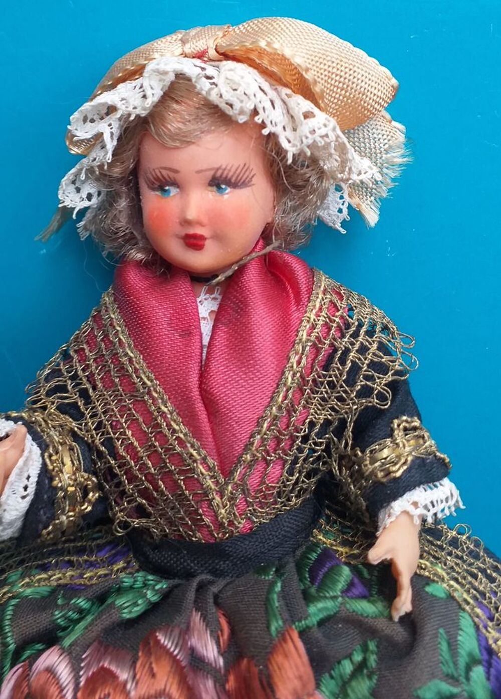 Poupee folklorique en costume traditionnel d' AUVERGNE 