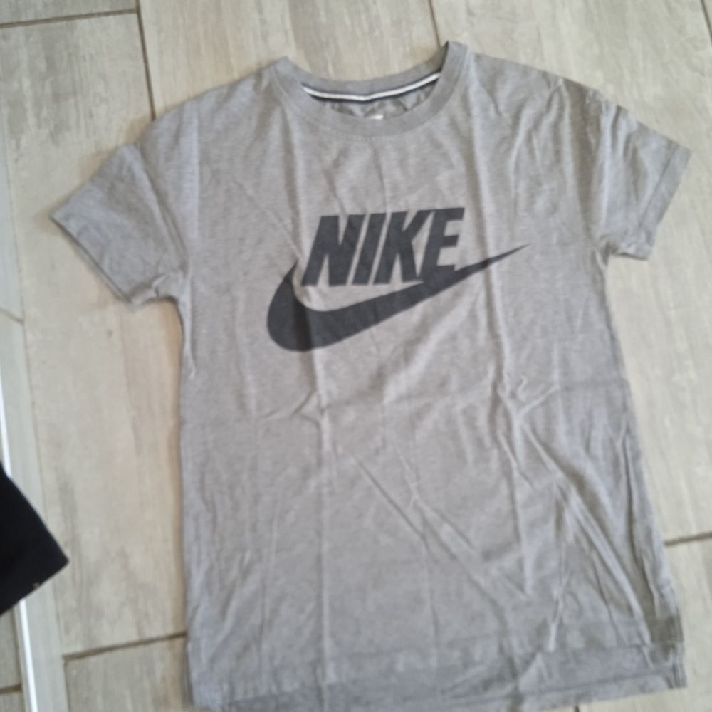 T Shirt gris manches courtes T XS marque Nike coton Vêtements