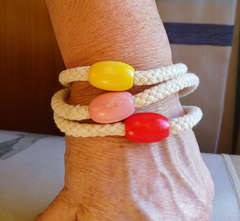 LOT DE 3 BRACELETS DE CORDE AVEC PERLE EN BOIS Bijoux et montres
