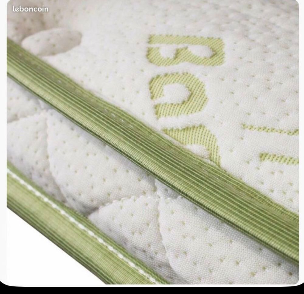 Matelas plus surmatelas et sommier &agrave; lattes sur pied Meubles