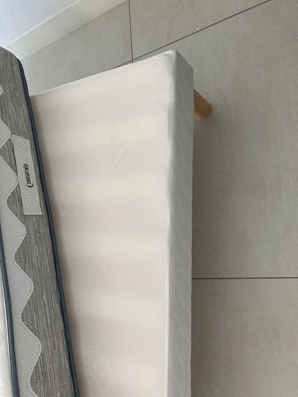 Lit 140 + sommier Meubles