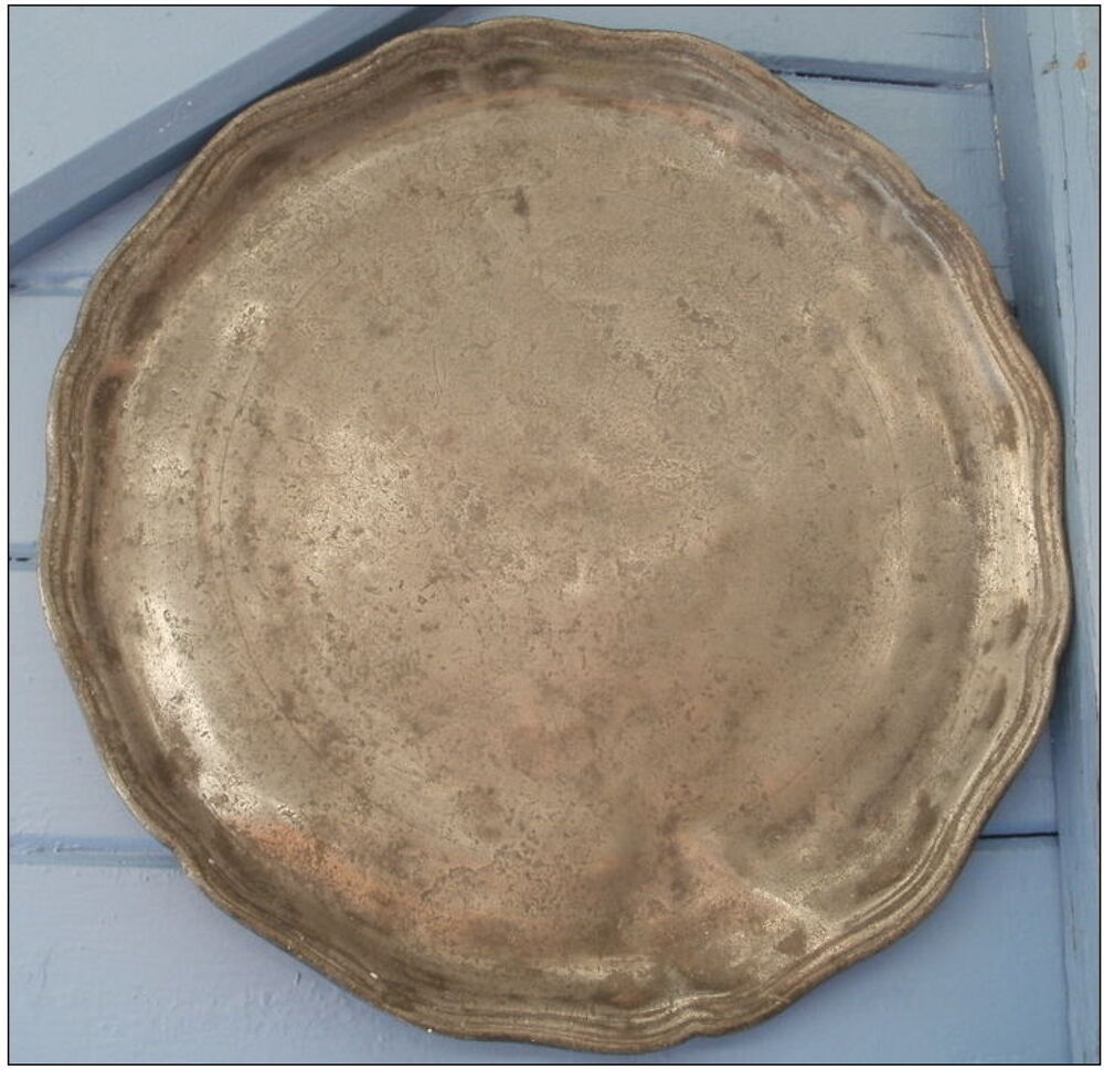 Tr&egrave;s ancien plateau ou assiette en &eacute;tain Décoration