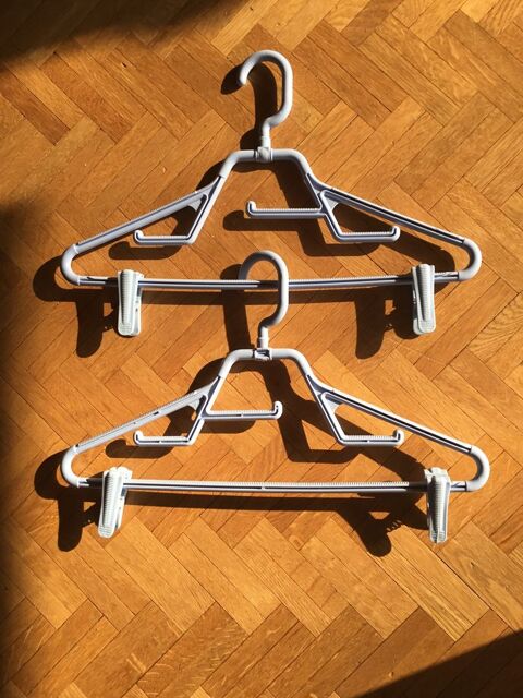 Lot de 2 cintres bleus (68) 5 Tours (37)