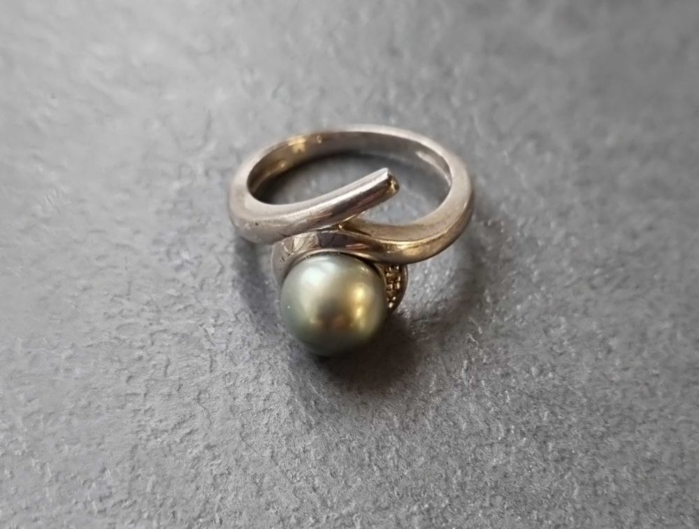 Tr&egrave;s jolie bague en argent T56 et perle de tahiti Bijoux et montres