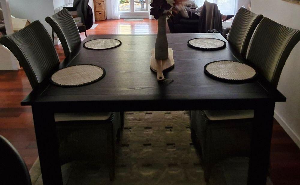 Table carr&eacute;e 8 places bois brun Meubles