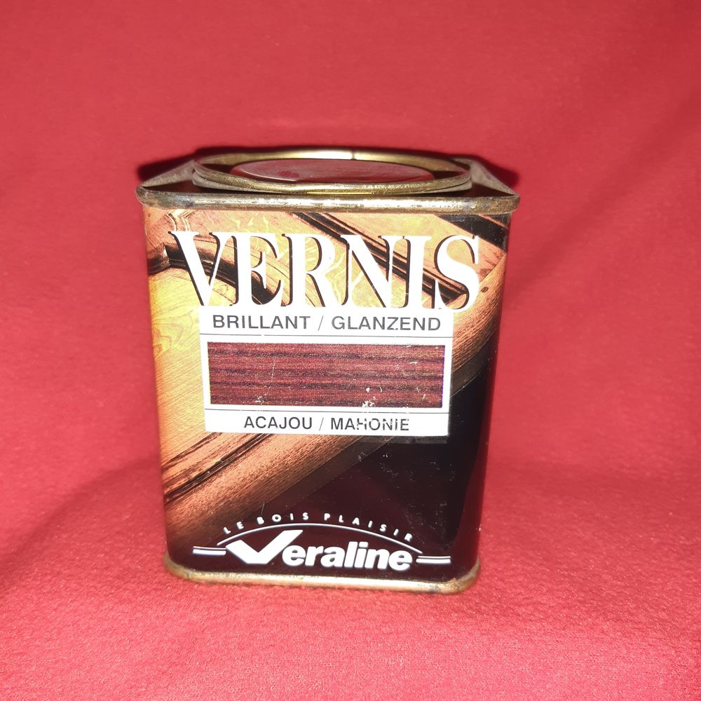 Vernis bois, diff&eacute;rentes teintes et volumes de 10 &agrave; 25 € Bricolage