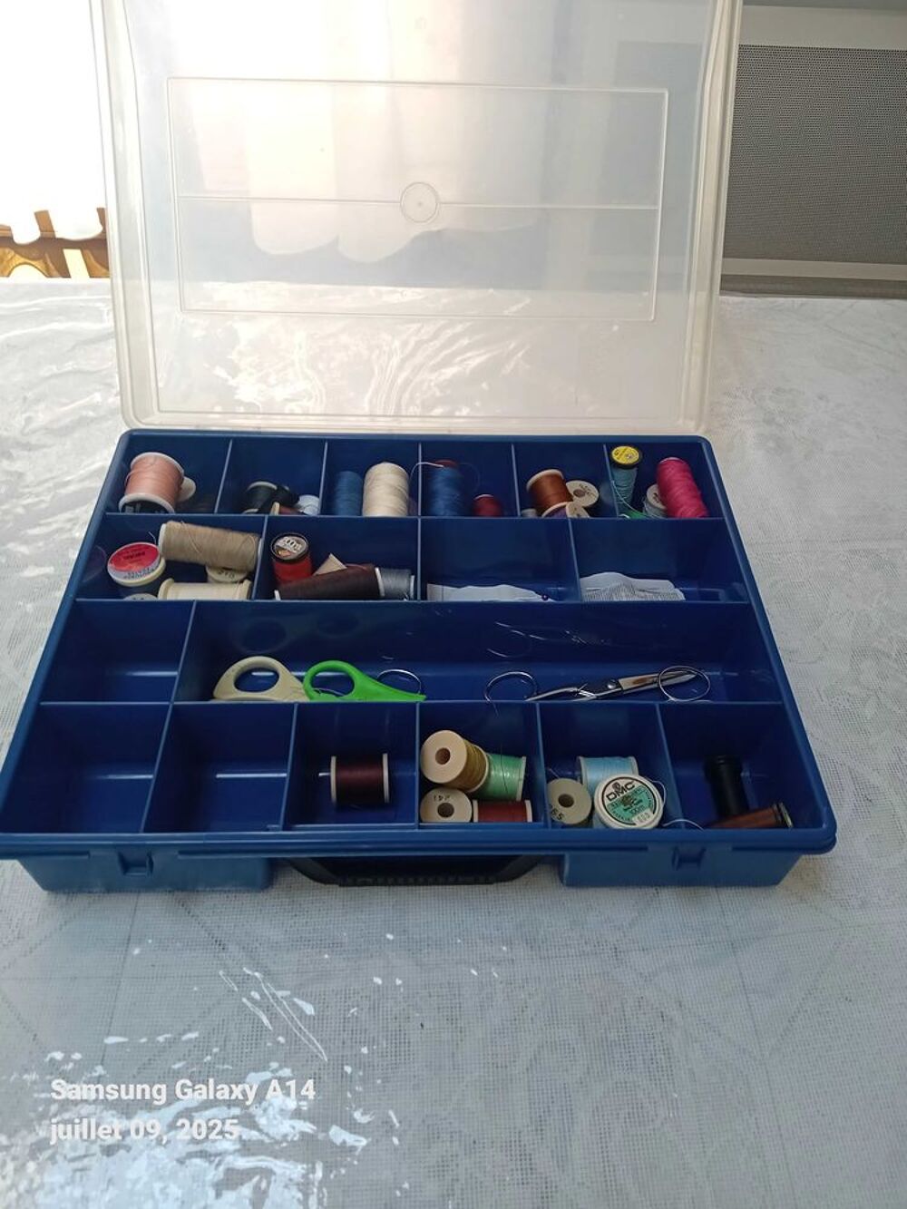une bo&icirc;te en plastique de couture avec les fils et les aiguille et les ciseaux en bon &eacute;tat paiement en main propre Bricolage