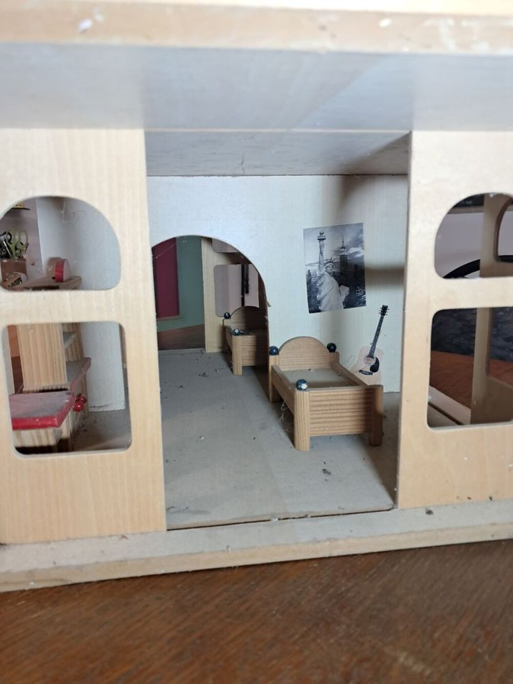 bonjour
cette jolie maison de poup&eacute;e en bois, id&eacute;al Mobilier enfants