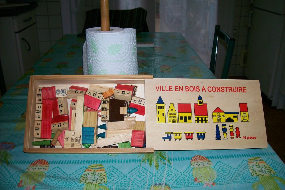 VILLAGE EN BOIS DANS SA BOITE Jeux / jouets