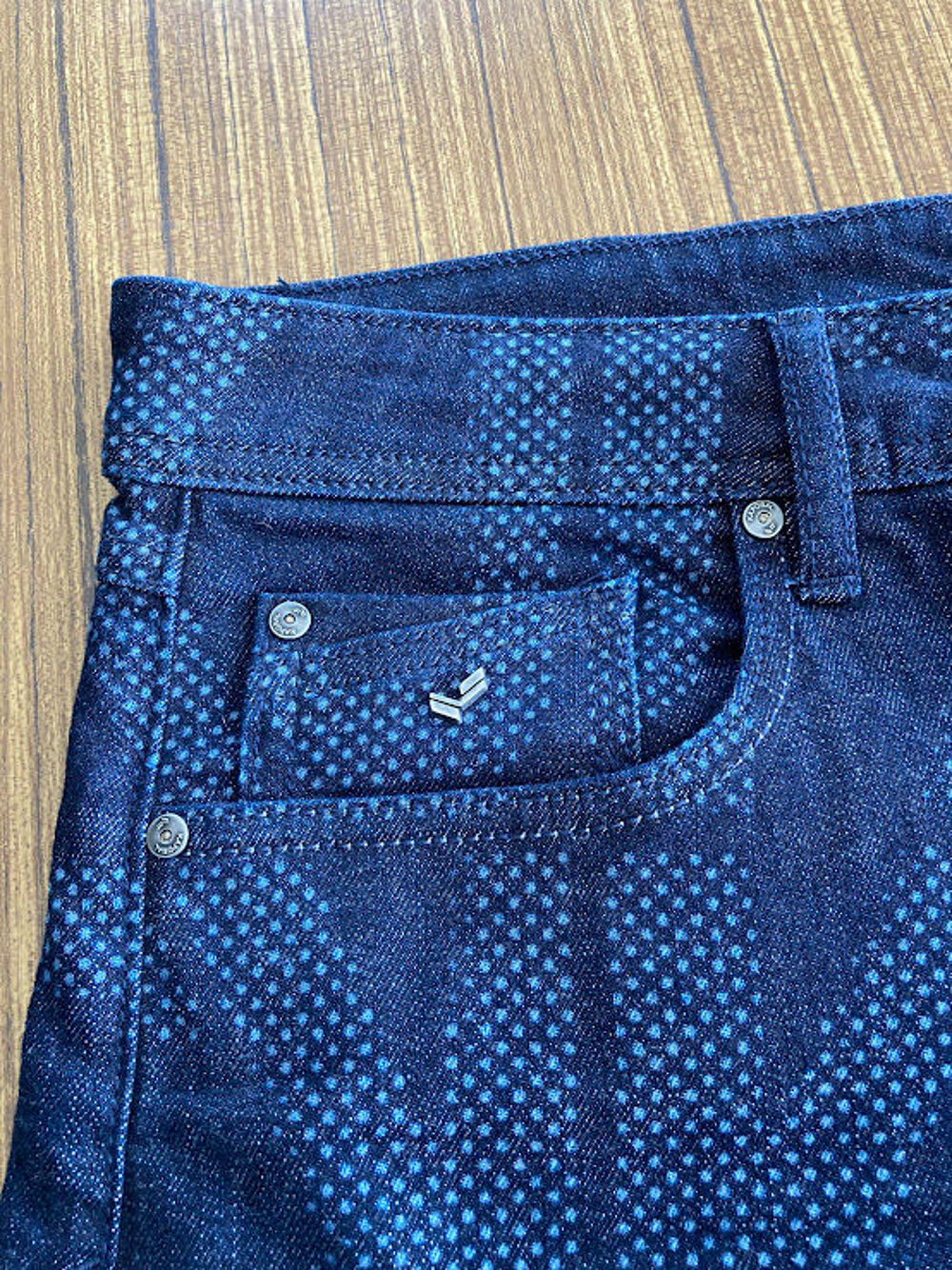 Pantalon bleu marine &agrave; motifs, Kaporal, neuf T. W32 ou 42 V�tements