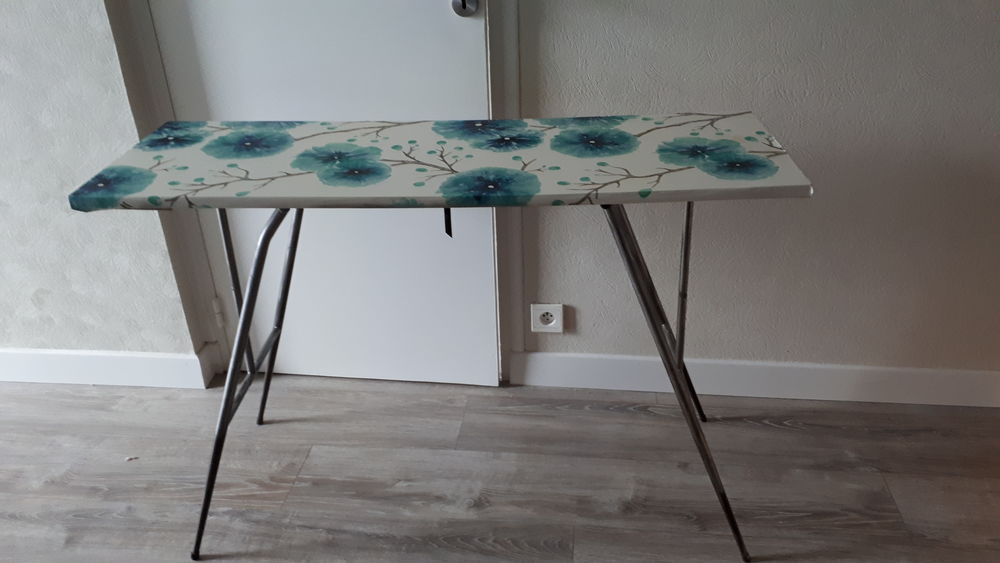  2 tables pliables pour machine &agrave; tricoter
Meubles