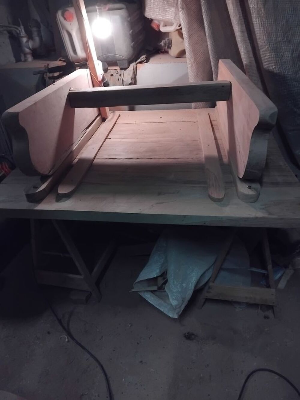 tr&egrave;s belle table de ferme ch&ecirc;ne massif
Et une table de salon Meubles