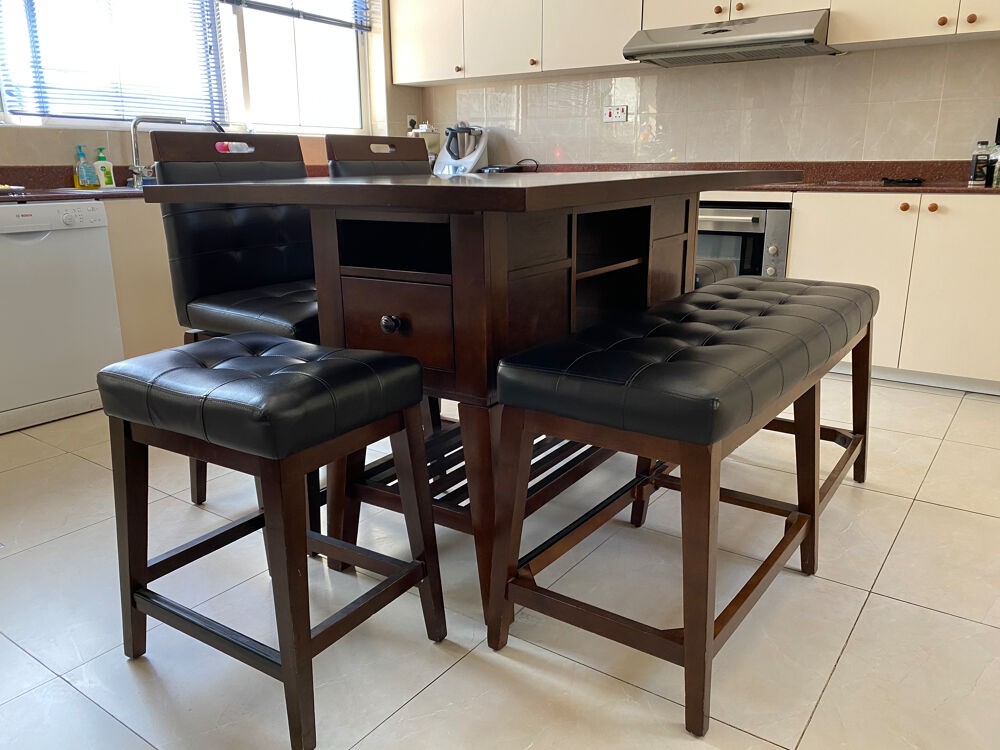 Table haute avec 2 chaises 2 tabourets et 1 banc 
Meubles