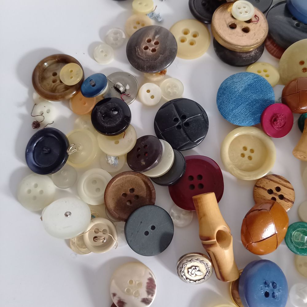 Lot de 200 gr de boutons, des anciens boutons Vêtements