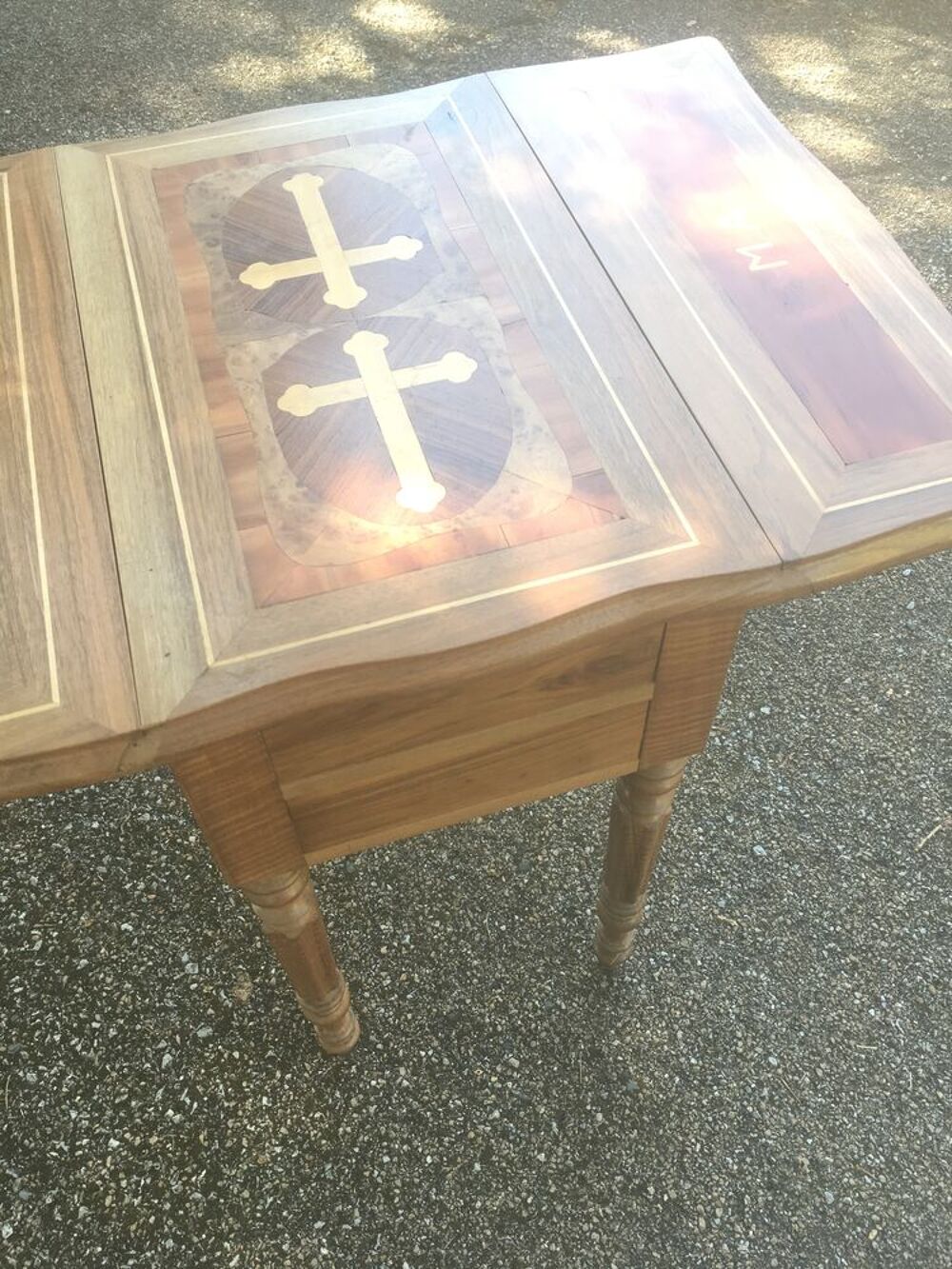 Table de nuit &agrave; volet / d'appoint / croix / marqueterie
Meubles
