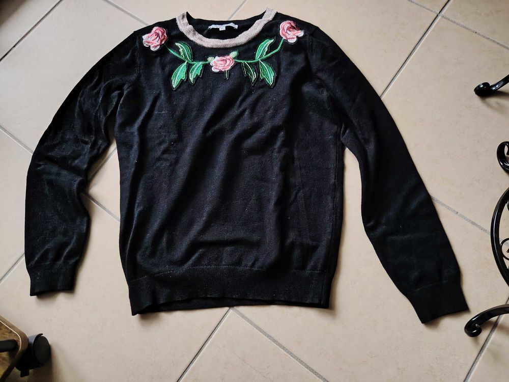 pull noir avec col brod&eacute; taille XS Vêtements