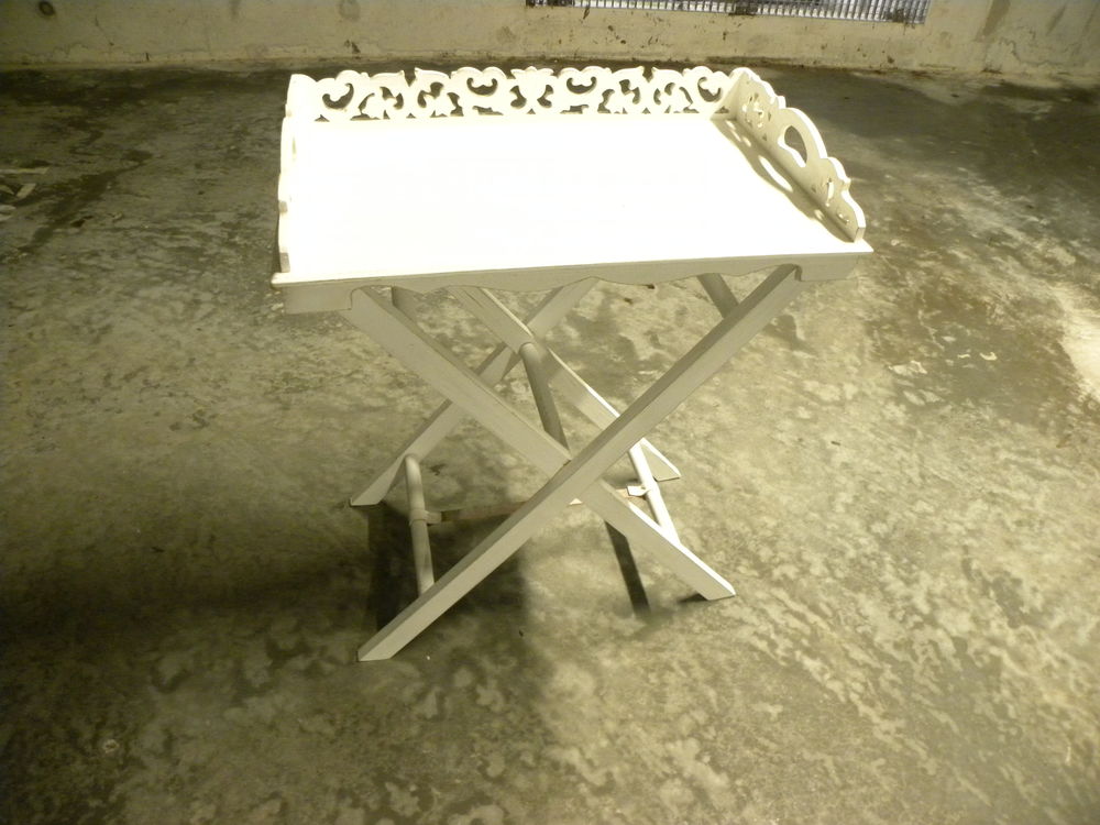 Petite table; plateau sur tr&eacute;teaux Meubles