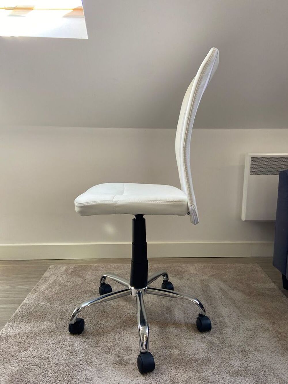Chaise de bureau blanche avec roulettes ? bon &eacute;tat Meubles