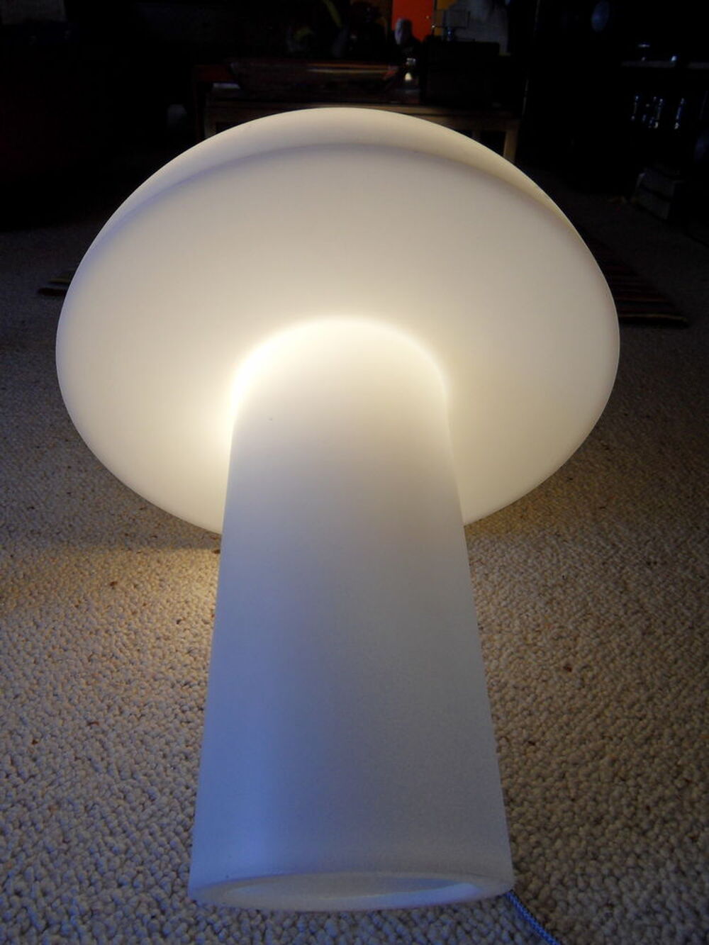 Lampe champignon en m&eacute;thacrylate blanc opale gtanit&eacute;
Décoration