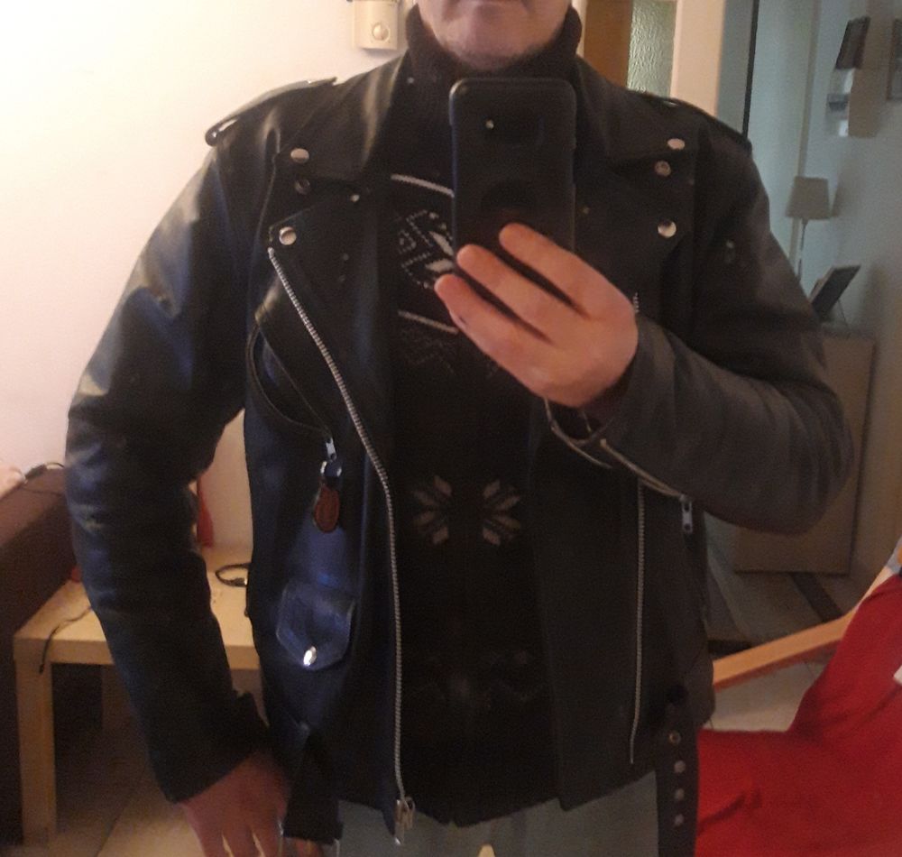 perfecto en v&eacute;ritable cuir tr&egrave;s bon &eacute;tat. Vêtements