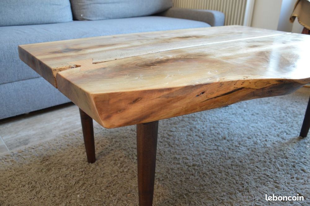 Table basse en noyer massif bords live edge, avec papillons Meubles