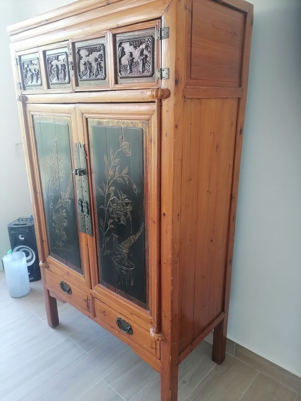 Armoire en bois d&eacute;cor&eacute;e style asiatique Meubles
