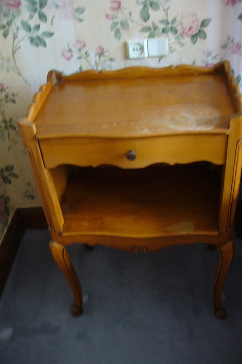 Lit 90x190 en merisier massif et la table de nuit assortie. Meubles