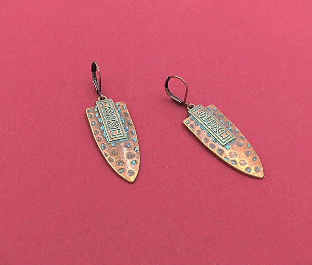 Boucles d'oreilles ethniques, rustiques, m&eacute;tal cuivr&eacute; patin&eacute; Bijoux et montres