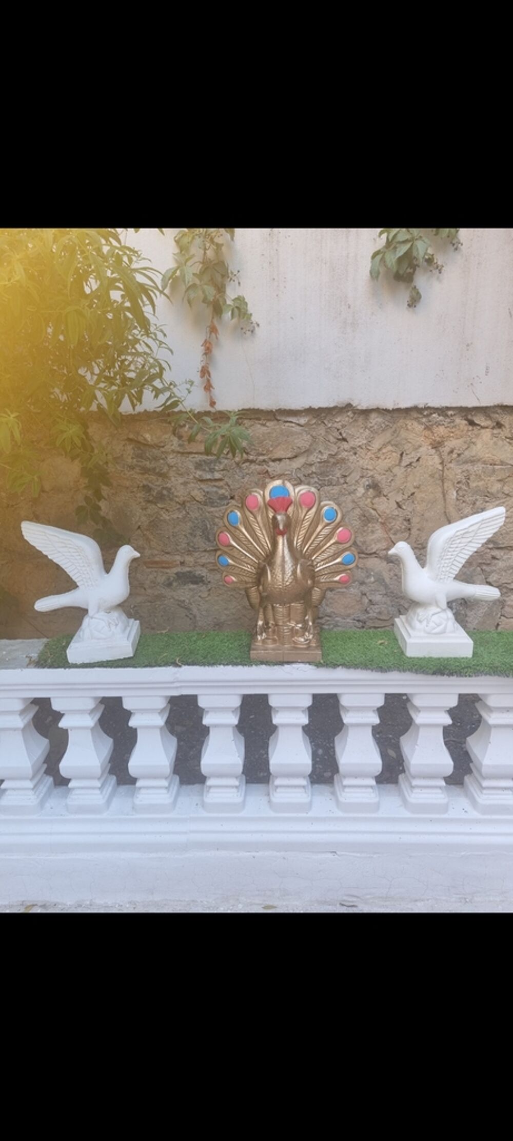 Statue Divinit&eacute; Dor&eacute;e et Colombes Blanches Décoration