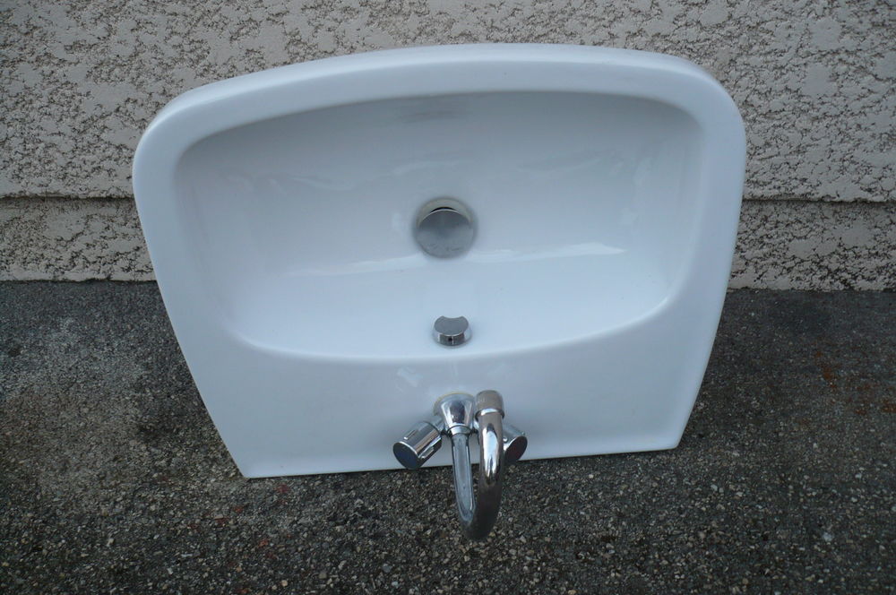 Lavabo c&eacute;ramique blanc avec robinet et &eacute;quipement &eacute;vacuation Bricolage