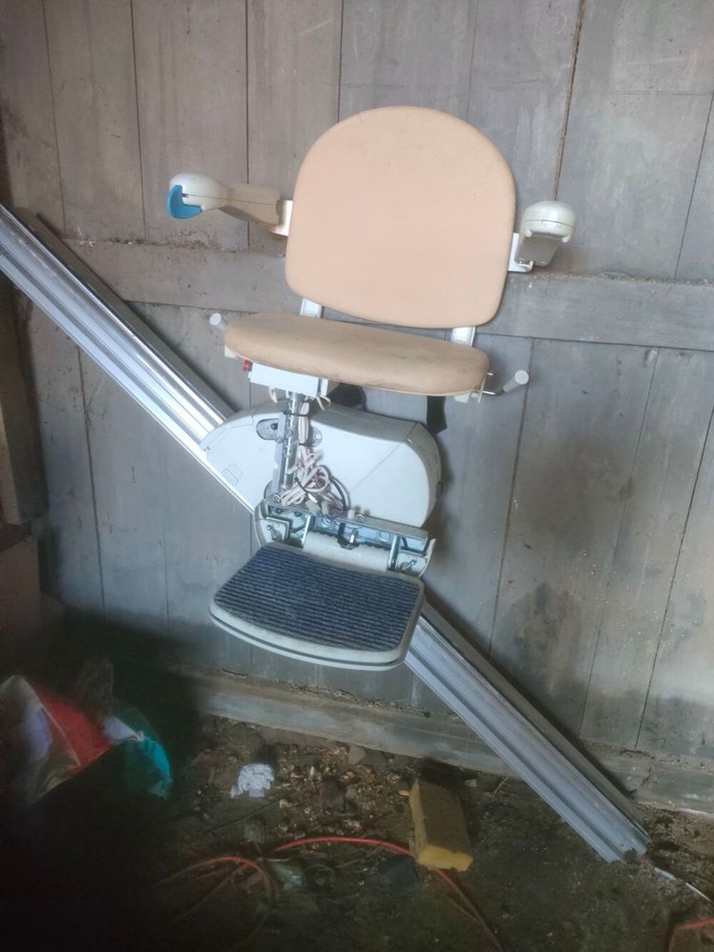 Montes-escaliers &eacute;lectrique avec si&egrave;ge beige Meubles