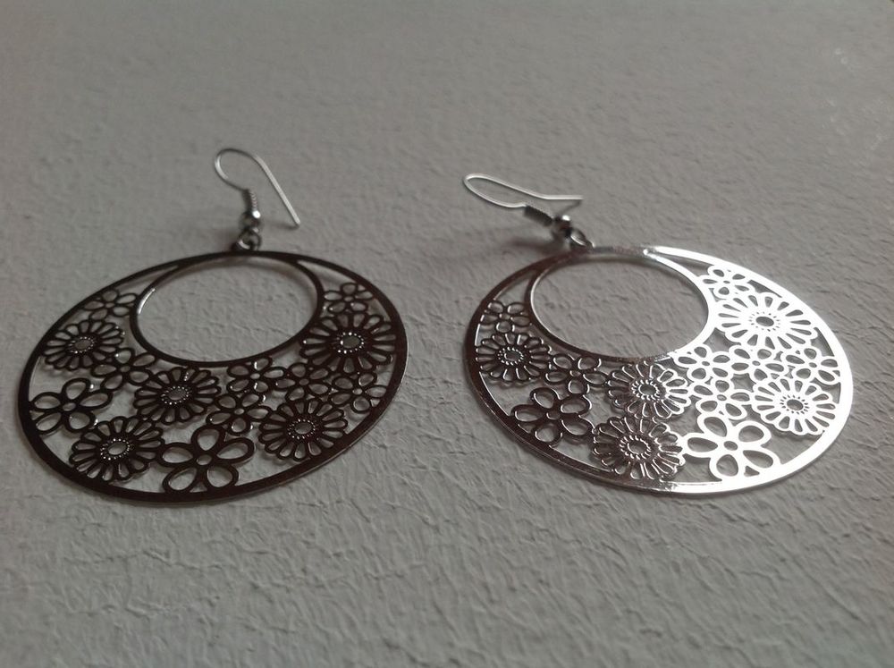 BOUCLES OREILLES ARGENT&Eacute; LUNE FLEURS Envoi Possible
Bijoux et montres