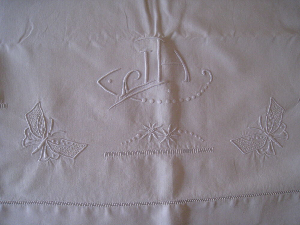 Grand drap brod&eacute; main beau travail ! Décoration