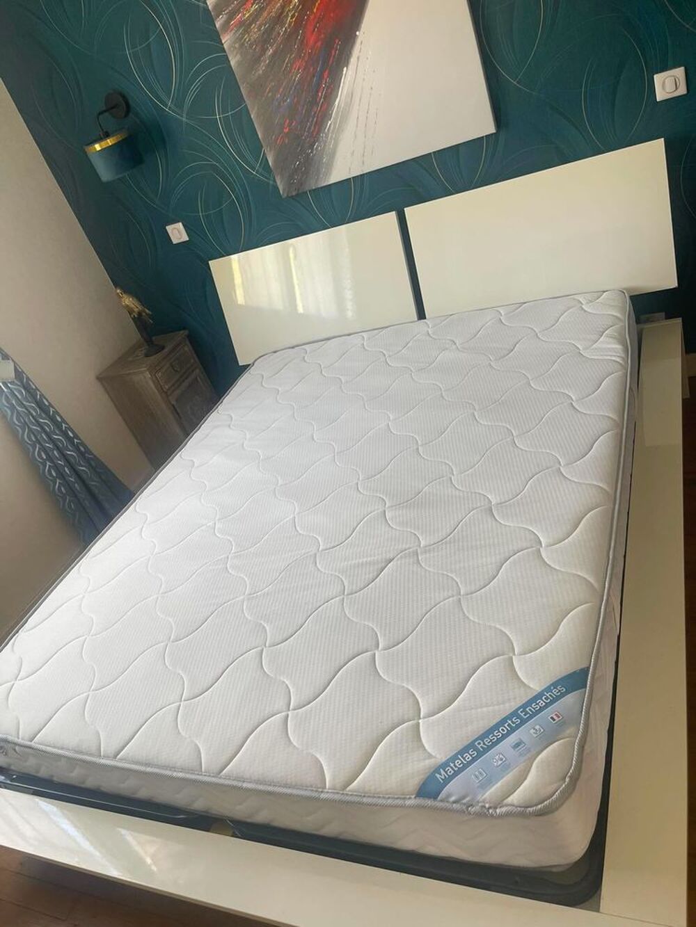 Lit design blanc + matelas ressorts ensach&eacute; Meubles