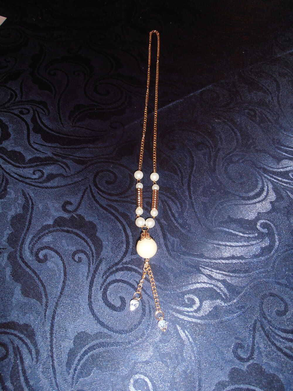 Sautoir dor&eacute; et perles 2 (28b) Bijoux et montres