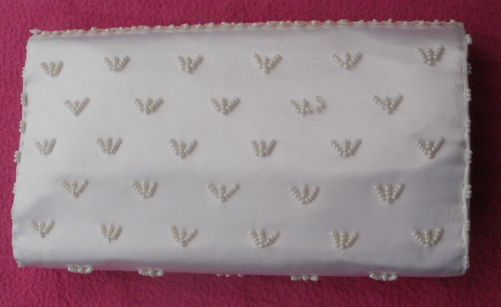 Pochette neuve, d&eacute;cor&eacute;e de petites perles Maroquinerie