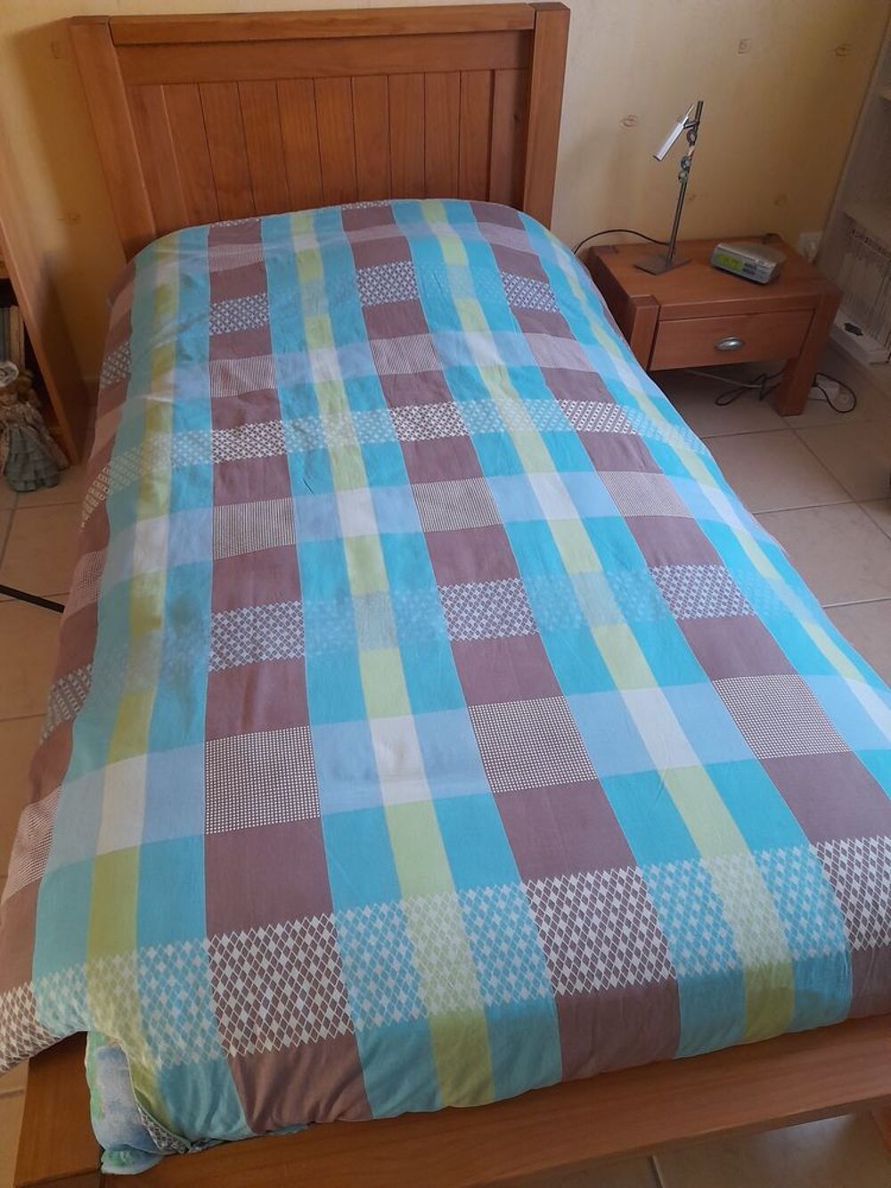 Lit 1 place bois massif + matelas + chevet Meubles