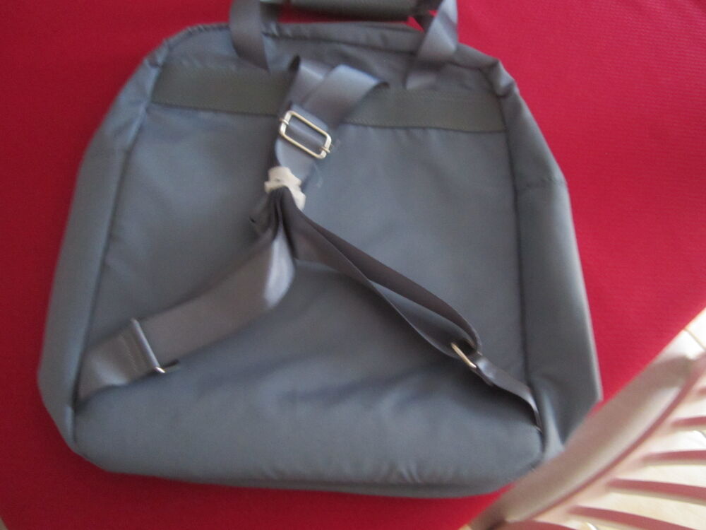 Un petit sac &agrave; dos couleur bleue Maroquinerie