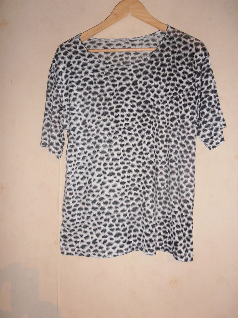 Tee-shirt tachet&eacute; (82) Vêtements