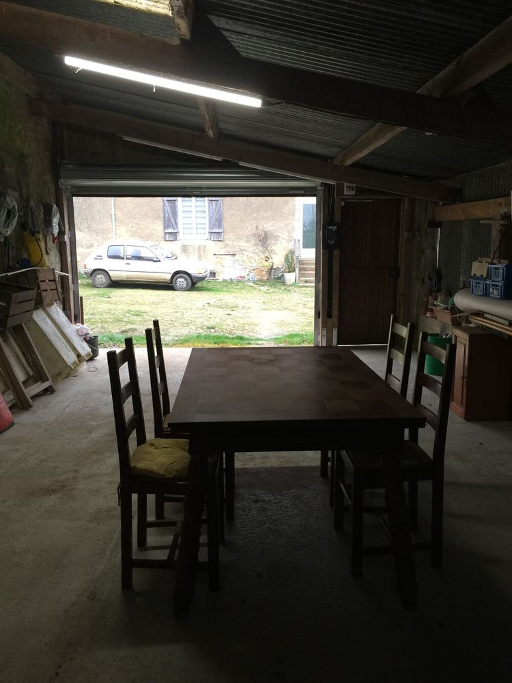 table avec quatre chaises dans l'etat prix 100euro Meubles