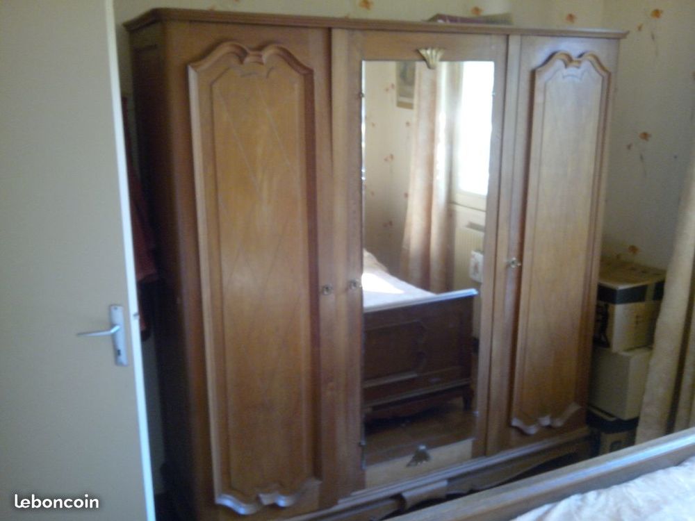 Armoire classique en bois avec glace centrale. Meubles
