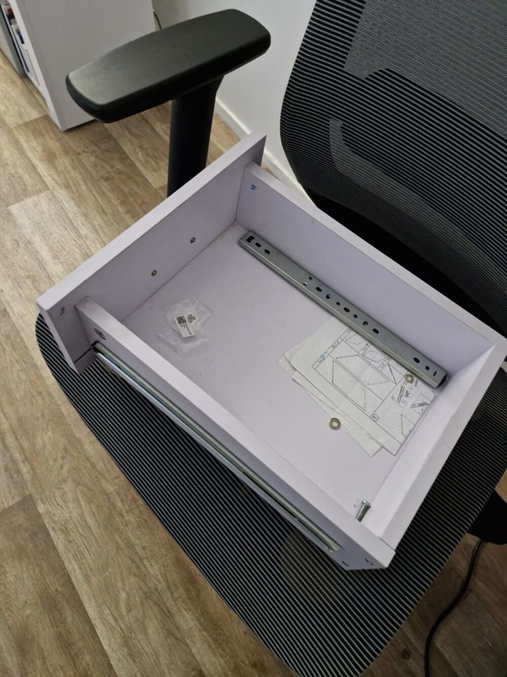 Bureau blanc en bois, parfait pour t&eacute;l&eacute;travail ou gaming Meubles