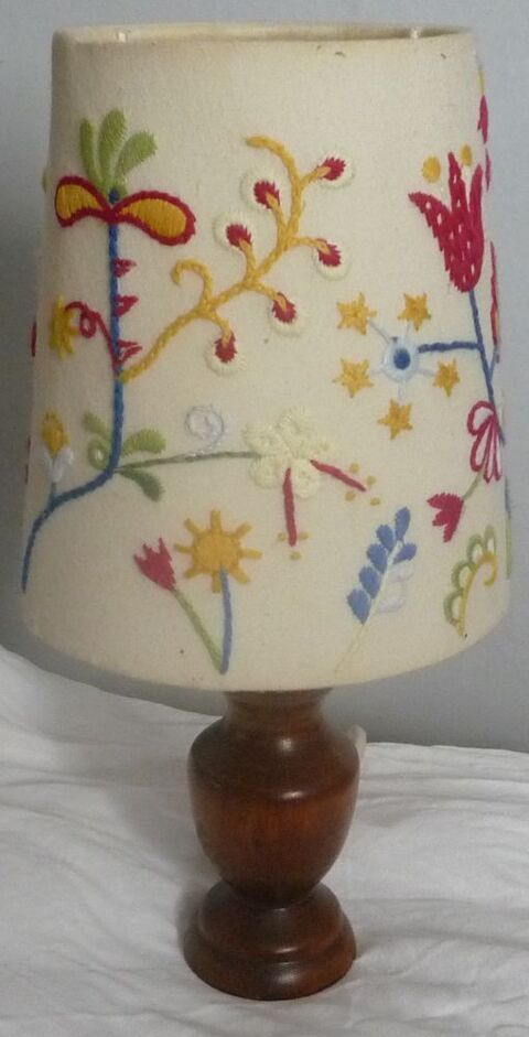 Lampe de chevet pied en bois et bat jour en tissu brode 10 Villers-l�s-Nancy (54)